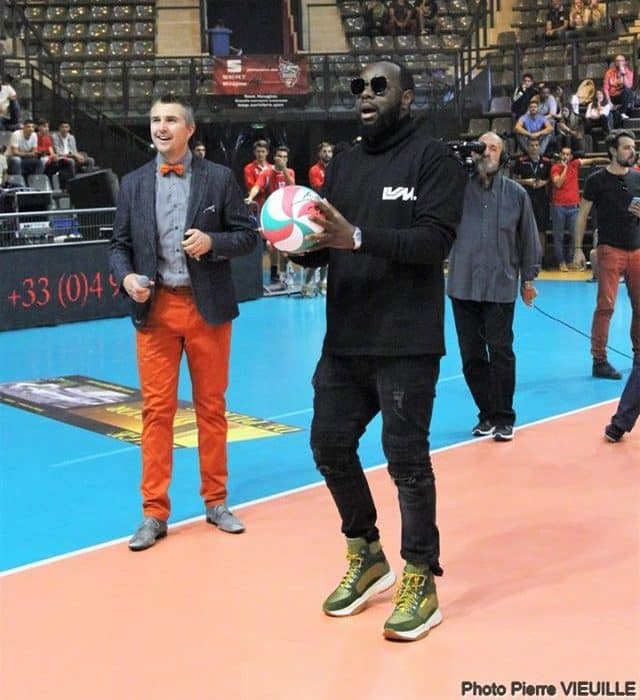 Yoan speaker d'une rencontre de volley aux côté de Maitre Gims