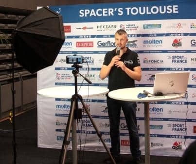 Yoan, présentateur d'émission en live sur les réseaux sociaux pour le sport à Toulouse