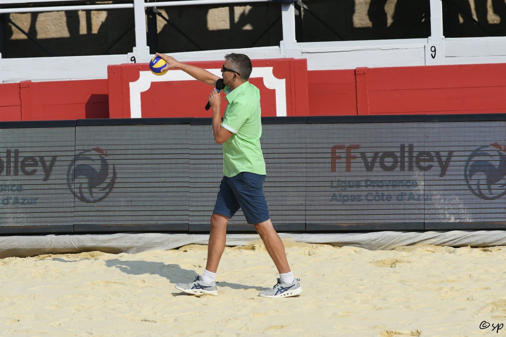 Yoan, ambianceur du beach volley aux Championnats de France à Arles